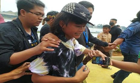 Remaja yang viral di Citayam Fashion Week, Bonge SCBD turut memeriahkan peresmian Situ Rawa Kalong di Kelurahan Curug, Kecamatan Cimanggis, Depok, Jawa Barat, Jumat (5/8/2022). Gubernur Jabar Ridwan Kamil ikut mengajak Bonge untuk meresmikan Situ Rawa Kalong.