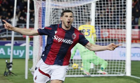 Remo Freuler dari Bologna bersorak setelah mencetak gol ge gawang Verona pada pertandingan sepak bola Serie A Liga Italia di Stadion Renato Dall