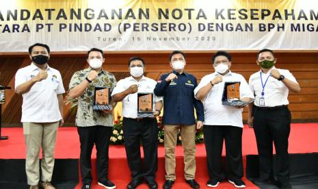 Rencana BPH Migas memperkuat pengawasan di sektor BBM dengan membekali Penyidik Pegawai Negeri Sipil (PPNS) BPH Migas dengan senjata api segera terealisasi. Hal ini ditandai dengan penandatanganan Nota Kesepahaman antara Kepala BPH Migas M. Fanshurullah Asa dengan Dirut PT. Pindad (Persero) Abraham Mose tentang Pemanfaatan Sumber Daya Dalam Rangka Mendukung Kegiatan Pemerintahan di Bidang Pengawasan Pendistribusian Bahan Bakar Minyak dan Gas Bumi di PT. Pindad Divisi Munisi, Turen, Malang, Jawa Timur Senin (16/11).  