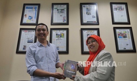 Rencana Muktamar: Redaktur Pelaksana Harian Republika Subroto menerima plakat dari Ketua PP Nasyiatul Asyiyah Rita Pranawati saat berkunjung di kantor Redaksi Republika, Jakarta, Jumat (29/7). Dalam kunjungan PPNA menjelaskan rencana muktamar Nasyiatul Asy