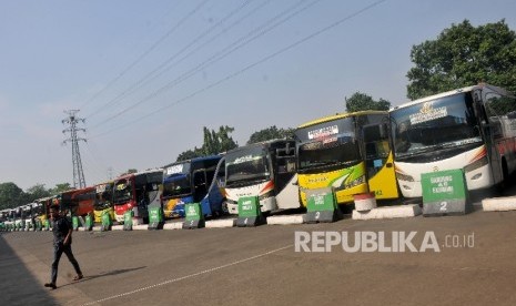  RENCANA PEMBANGUNAN TERMINAL TIPE A. Sejumlah petugas mencari calon penumpang di Terminal Kampung Rambutan, Ciracas, Jakarta Timur, Senin (25/9).