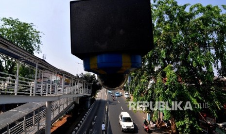 RENCANA TILANG CCTV. Closed Circuit Television (CCTV) terpasang di Jembatan Penyeberangan Orang (JPO) di Jalan Otista Raya, Jatinegara, Jakarta Timur, Jumat (22/9).