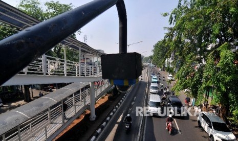 RENCANA TILANG CCTV. Closed Circuit Television (CCTV) terpasang di Jembatan Penyeberangan Orang (JPO) di Jalan Otista Raya, Jatinegara, Jakarta Timur, Jumat (22/9).