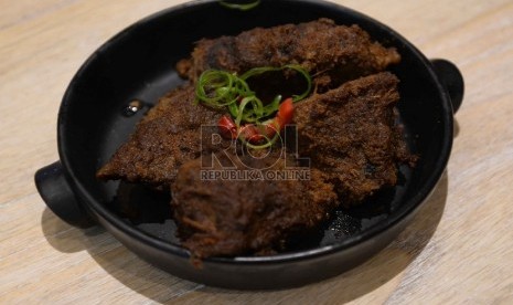 Rendang adalah makanan khas Sumatra Barat yang dimasak dengan cara ungkep di api kecil.