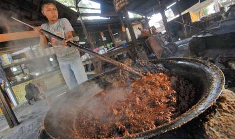 Rendang tradisional dimasak dengan api kecil dalam tungku dengan kayu bakar.