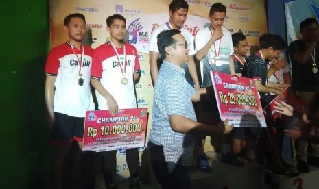 Rendra Hardisandi saat menerima medali dan hadiah di Badminton Open Tournament (BOT) 2019 yang digelar oleh Badminton Lovers Community (BLC) Kalbar.