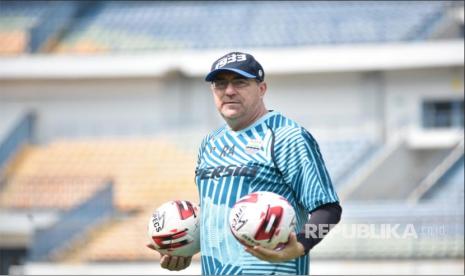 Rene Albert Robert memimpin latihan tim Persib Bandung di Stadion GBLA, Rabu (3/3).