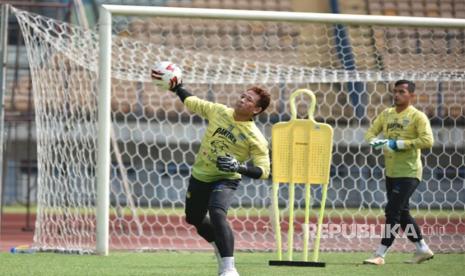 Kiper Persib Bandung I Made Wirawan menjalani latihan beberapa waktu lalu.