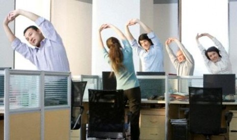 Renggangkan tubuh dengan mempraktikkan beberapa posisi yoga di kantor.