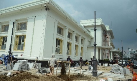 Renovasi Gedung Merdeka menjelang Konferensi Asia Afrika (KAA), di Jl Asia Afrika, Kota Bandung, Kamis (19/3).