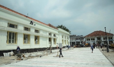 Renovasi Gedung Merdeka menjelang Konferensi Asia Afrika (KAA), di Jl Asia Afrika, Kota Bandung, Kamis (19/3). 