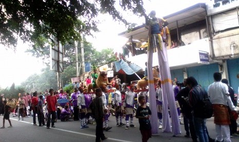 Reog Ponorogo memeriahkan pawai cap go meh di Kota Bekasi, Senin (22/2).