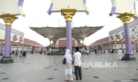 Replika arsitektur payung peneduh khas Masjid Nabawi kini sudah bisa dinikmati di Masjid Agung Jawa Tengah, Semarang. (ilustrasi)