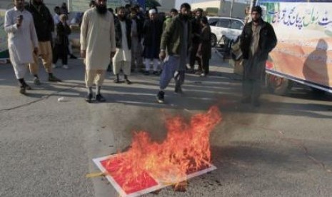 Replika bendera Prancis dibakar oleh pengunjuk rasa yang mengutuk penerbitan kartun Nabi Muhammad oleh Charlie Hebdo di Islamabad.