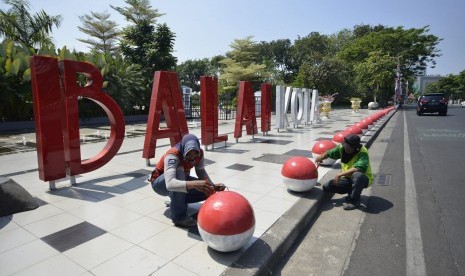 Replika bola dunia yang berwarna merah putih yang ada di sepanjang jalan depan Balai Kota Surabaya. 