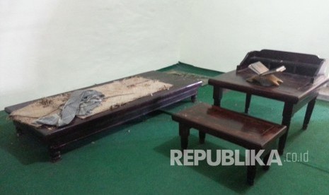 Replika dipan beralaskan tikar dan meja kursi untuk mengaji yang biasa digunakan Pangeran Diponegoro selama menjalani tahanan hingga akhir hayatnya. Ruang tahanan ini berada di area benteng zaman kolonial Belanda yang kini dijadikan Museum Rootterdam,