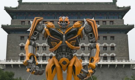 Replika karakter Bumblebee dari cerita Transformers saat dipamerkan di distrik Qianmen, Beijing, Cina, tahun lalu.