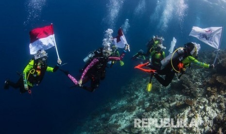   Replika obor  Asian Games 2018  dibawa menyelam oleh Ny Tri Tito Karnavian didampingi Nadine Chandrawinata dan 8 penyelam wanita dari Bhayangkari dan Dharma Pertiwi di Hidden Bay Piaynemo, Raja Ampat, Papua Barat. 