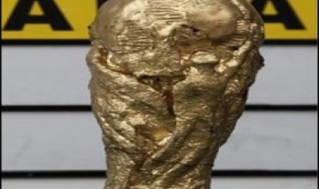 Replika piala dunia yang dibuat dari kokain seberat 11 kg