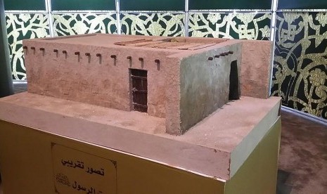 replika rumah nabi di museum masjid nabawi. Rumah nabi hanya terbuat dari bat yang diletakan dengan lumpur dan beratap daun kurma. Luasnya hanya 3X4 meter.