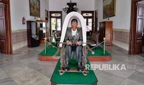 Replika tandu Panglima Besar Jenderal Soedirman beserta patungnya  di Museum Sasmitaloka Panglima Besar Jenderal Soedirman, Yogyakarta.