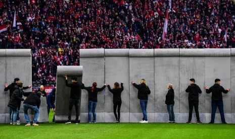 Replika Tembok Berlin pada laga Hertha Berlin vs RB Leipzig.