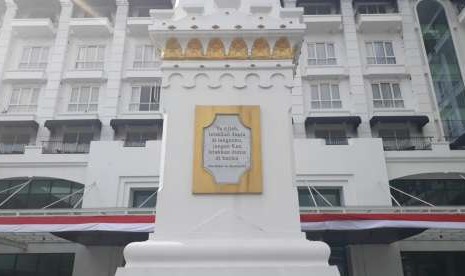 Replika Tugu Pal Putih atau Tugu Yogyakarta di depan Grand Dafam Rohan Yogyakarta.  Uniknya, di tengah-tengah tugu terdapat kutipan kalimat mutiara dari Abu Bakar Shiddiq.