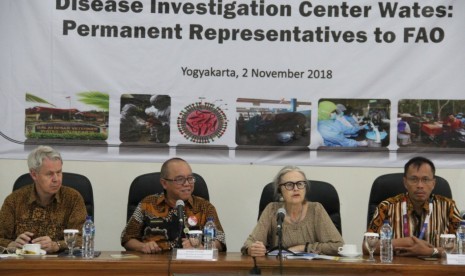 Representative of Nigeria untuk United Nations Roma, Yaya Adisa Olaitan Olaniran Permanent  bersama sembilan delegasi FAO lainnya saat mengunjungi Balai Besar Veteriner Wates (BBVet) di Jogjakarta, Jumat (02/11).