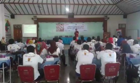 Republika bersama Yayasan Danamon Peduli memberikan pelatihan pembukuan usaha berbasis android kepada puluhan pelaku Usaha Kecil Menengah (UMKM) di Sragen pada Selasa (5/12). 