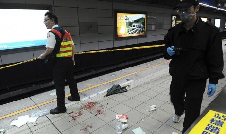 REPUBLIKA.CO.ID, Empat Tewas dalam Penusukan di Taiwan  TAIPEI -- Seorang pria melakukan penyerangan dengan menusuk penumpang yang hendak memasuki kereta bawah tanah di Xinbeishi pada Rabu (21/5). Kejadian tersebut mengakibatkan empat orang tewas dan setid