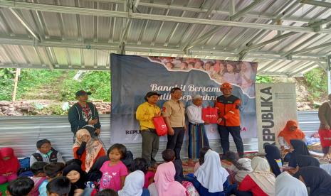 Republika menyalurkan bantuan dari donasi pembaca Republika kepada warga terdampak gempa Cianjur di Kampung Panumbangan RT 03 RW 01 Desa Cibulakan, Kecamatan Cugenang Kabupaten Cianjur, Selasa (27/12/2022).