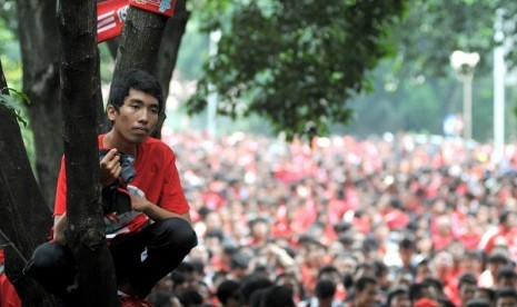 Hundreds of spectators welcome Liverpool players on Wednesday. 