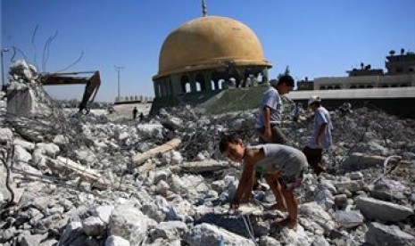 Reruntuhan Masjid di Gaza yang hancur akibat agresi Israel