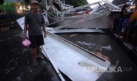 Reruntuhan papan reklame juga  menutupi jalan arteri Pasar Minggu, Sabtu (24/9)