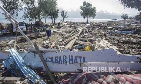 Reruntuhan perahu akibat  gempa dan tsunami, di kawasan Pantai Taipa, Palu Utara.