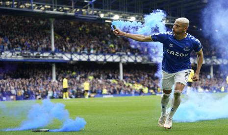 Richarlison memegang suar saat ia berselebrasi setelah mencetak gol pertama Everton selama pertandingan sepak bola Liga Premier antara Everton dan Chelsea di Goodison Park di Liverpool, Inggris, Ahad, 1 Mei 2022.