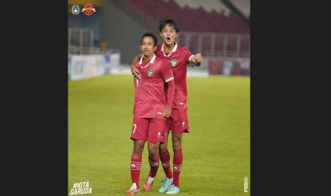 Resa Aditya Nugraha (kiri) melakukan selebrasi usai mencetak gol untuk membawa Timnas Indonesia U-20 memimpin 3-0 atas Timnas Fiji U-20 dalam laga persahabatan di Stadion Utama Gelora Bung Karno, Jakarta, pada Jumat (17/2/2023).