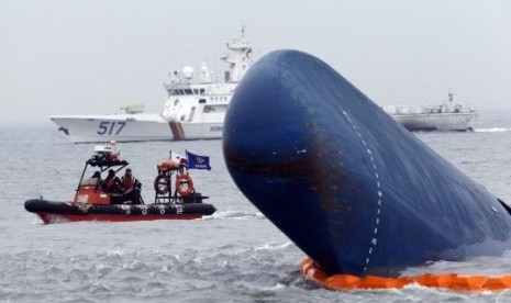 Rescue boats sail around the South Korean passenger ship ''Sewol'' which sank, during their rescue operation in the sea off Jindo, April 17, 2014.