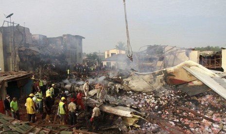 Rescue workers search for bodies of victims of a plane crash at Iju-Ishaga neighbourhood in Lagos June 4, 2012. Nigerian emergency services pulled more bodies out of the still-smouldering, ash-covered wreckage of a plane on Monday that crashed in the comme