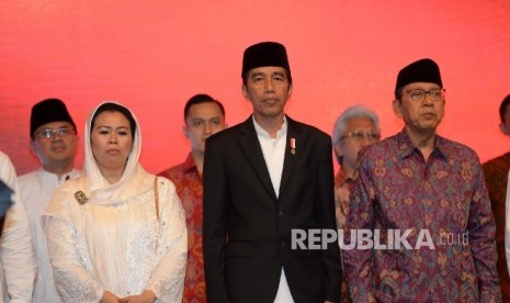 residen Joko Widodo (tengah) bersama Yenny Wahid (kiri) dan mantan Wapres Boediono saat Haul Gus Dur ke-7 di Jakarta, Jumat (23/12). Pada Haul ke-7 Gus Dur ini mengangkat tema Menebar Damai Menuai Rahmat. Republika/ Wihdan Ikrar Ciganjur.