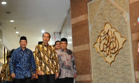 Presiden Joko Widodo (tengah), Menag Lukman Hakim Saifuddin (kiri), Ketua Umum PBNU KH Said Aqil Siradj (kanan) berjalan saat tiba di Gedung PBNU, Jakarta, Rabu (24/12). Kunjungan Presiden Joko Widodo ke PBNU dan Muhammadiyah membicarakan tentang hukuman ma