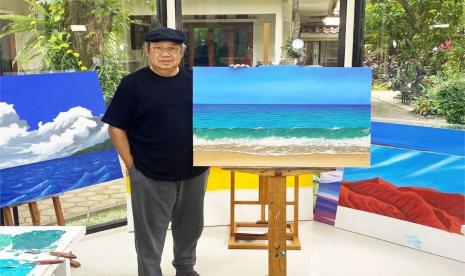 Presiden ke-6 RI, Susilo Bambang Yudhoyono (SBY) berfoto bersama karya lukis berjudul 