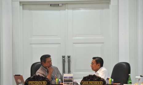 Presiden Susilo Bambang Yudhoyono (kiri) berbincang dengan Wapres Boediono