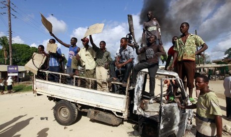 Residents chant slogans as they participate in a protest against the recent attack by unidentified gunmen in the coastal Kenyan town of Mpeketoni, June 17, 2014. Kenya's President Uhuru Kenyatta said on Tuesday that two days of attacks on the coast in whic