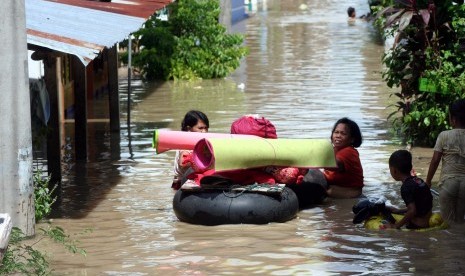 Warga Bojonegoro mengungsi akibat banjir Sungai Bengawan Solo (ilustrasi) 