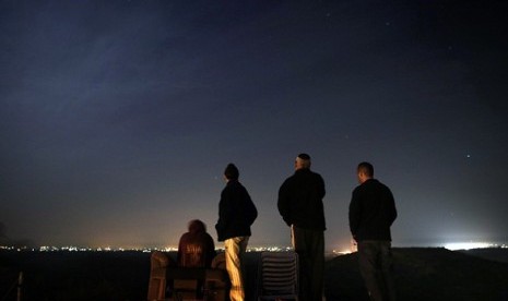 Residents of the southern Israeli town of Sderot watch cross-border fighting from a hill overlooking the northern Gaza Strip, before a ceasefire November 21, 2012. Israel and the Islamist Hamas movement ruling the Gaza Strip agreed on Wednesday to an Egyptian-sponsored ceasefire to halt an eight-day conflict that killed 162 Palestinians and five Israelis.   