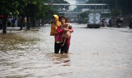 Residents walk through a flooded street in Jakarta. (File photo)