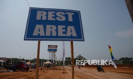 Rest area sementara ruas tol Pemalang-Batang, daerah Candi Areng, Batang, Jawa Tengah, Sabtu (10/6).