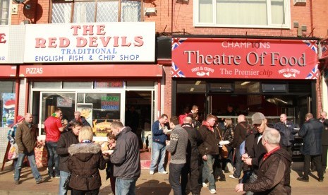 Restaurant di kawasan stadion Old Trafford, Manchester, Inggris