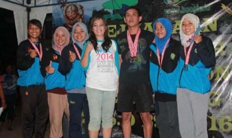 Resti Fadillah bersama tim FAJI  Tasikmalaya menerima Medali Perak pada Kejuaraan Arung Jeram 2016, Tasikmalaya, Jawa Barat, 29 Mei 2016.